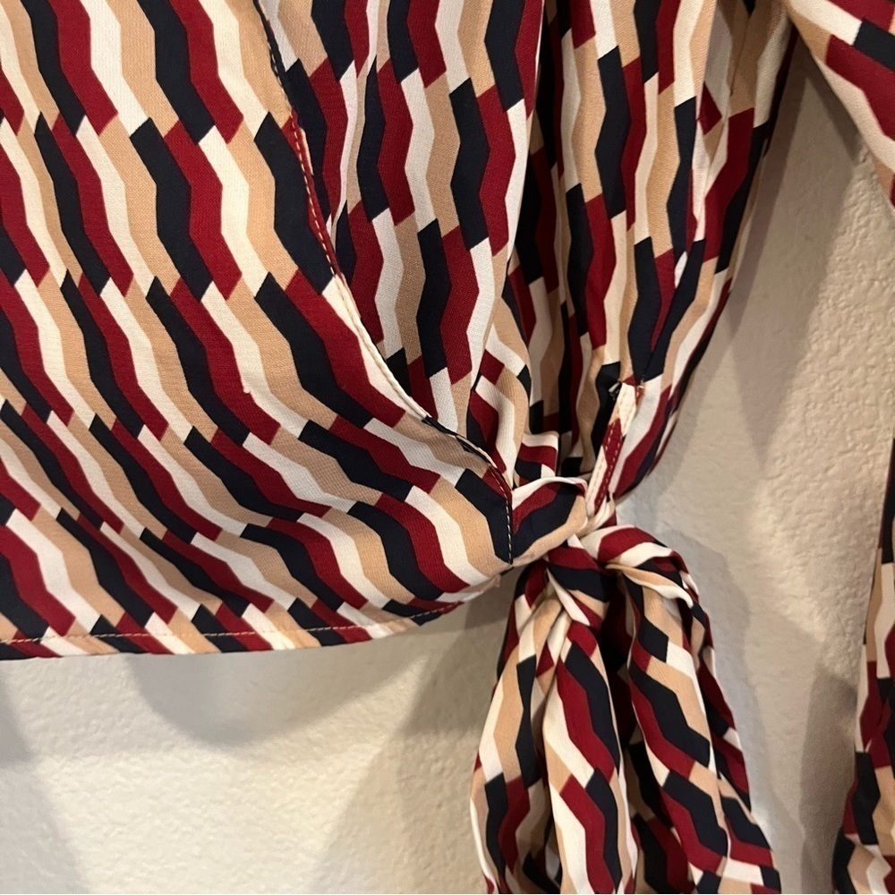 Dress Forum size small maroon and tan geometric wrap long sleeve top vneck - Picture 4 of 9